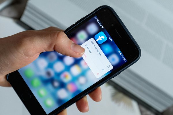 Enhance your commute: harness your smartphone for instant real-time traffic alerts!